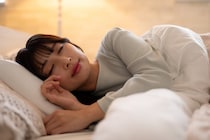 寝る時の靴下はNG？　「寒暖差」で眠れない人が陥りがちな“落とし穴”とは