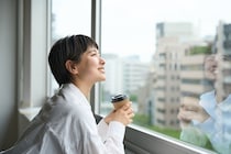 太陽光を浴びると脳が目覚める…「曇りの日」でも効果はある？　部屋の照明じゃダメな理由とは