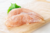 冷凍してもパサパサしない！　鶏のささ身が“超しっとり”長持ちする保存テクとは