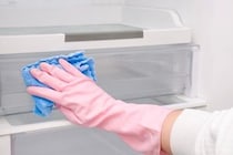 【要注意】「えっ…知らなかった」　これが「冷蔵庫」の手入れに使ってはいけない“洗剤”です！