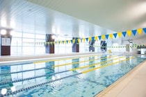 【要注意】他の利用者に迷惑…スポーツジムの「プール」でやってはいけない“NG行為”とは