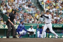 【プロ野球】バットの「危険スイング」に罰則も「退場だけじゃ甘すぎる」　審判を死傷させたら犯罪に？　弁護士が解説