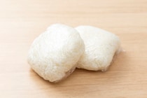 炊いた米を冷凍したい…すぐにラップで包むor少し冷ましてから？　解凍後に食感を保つコツとは