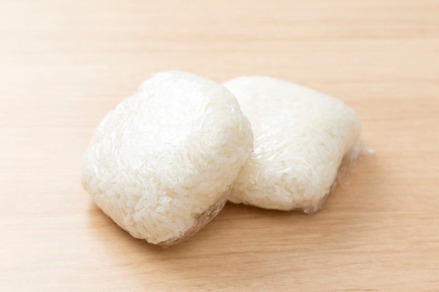 炊いた米を冷凍したい…すぐにラップで包むor少し冷ましてから？　解凍後に食感を保つコツとは