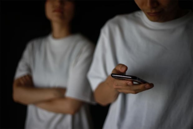 配偶者の《不倫》を疑うきっかけ→「ロック解除方法を頻繁に…」を超えた1位は？　既婚者たちの生々しい声