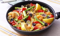 フライパンで簡単！　「冷凍シーフードミックス」で作る、本格パエリアの“黄金レシピ”とは