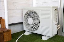 【エアコン】室外機の周りに物置くと“火事”に！？　使用時に見落としがちな原因とは