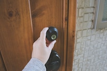 玄関の鍵穴にテープ…空き巣に狙われている？　自治体の注意喚起に「これはまずい」「女性の一人暮らしとか本当に怖い」