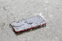 雨で「スマホ」が水没…焦ってやりがちな“NG行為”とは【ドコモが紹介】
