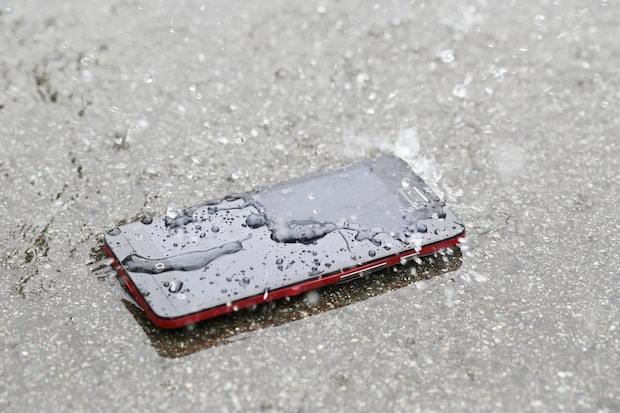雨で「スマホ」が水没…焦ってやりがちな“NG行為”とは【ドコモが紹介】
