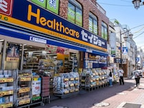 万引されないの？　「ドラッグストア」店外にトイレットペーパー山積みのワケ