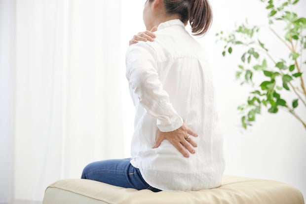 あなたの肩こり＆腰痛、ただの筋肉疲労じゃない！？　がんを疑うべき「5つの危険信号」とは
