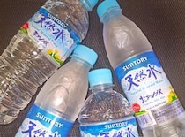 【写真】「サントリー天然水」550ミリリットル VS 375ミリリットル　大きさを比較！　持ち運びやすい！