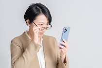 【老眼】「小さい文字が見づらくなる」だけじゃない！？　放置すると生活レベル低下…眼科医が説く“初期サイン”