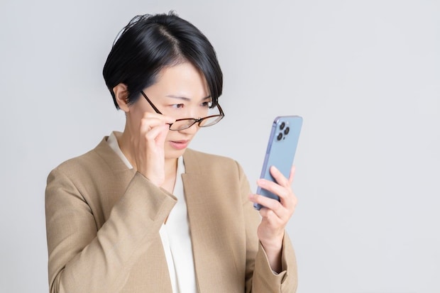 【老眼】「小さい文字が見づらくなる」だけじゃない！？　放置すると生活レベル低下…眼科医が説く“初期サイン”