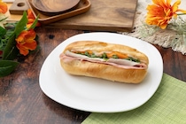 【セブンイレブン】「スイートチリソースのバインミー」発売　ローストポーク、パクチー、なますで“本格的”な味わい