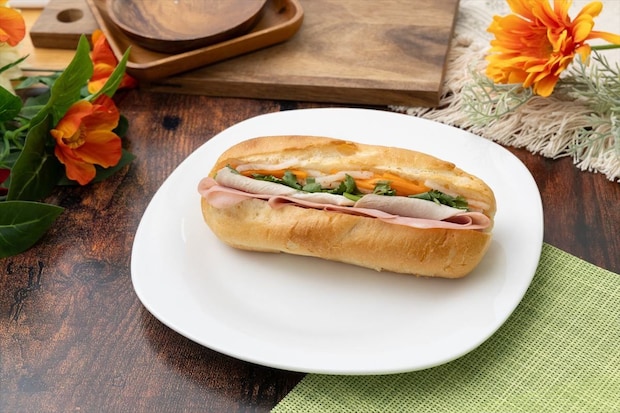 【セブンイレブン】「スイートチリソースのバインミー」発売 ローストポーク、パクチー、なますで“本格的”な味わい