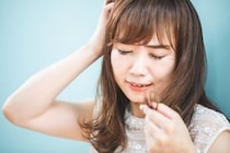 【困った】夜に髪を洗っているのに…翌朝に「頭皮」が臭うのはなぜ？　原因＆対策を美容師に聞く