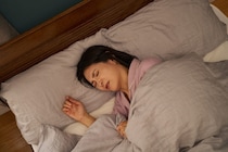 梅雨に眠れない原因は「湿気」にあり？　寝具メーカーが教える今すぐできる“3つの対策”とは