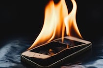 【危険】知らなかった…これが「スマホ」が発火する“意外な原因”です！