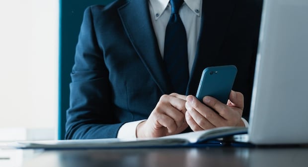 若手社員が「職場の内部情報」をSNSに投稿　実はカフェでオンライン会議をする人と共通？　両者の“危うい心理”とは