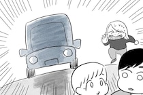 【漫画】「危ない！」猛スピードの車が子どもに…！　思わず叫んだ母を待っていた“オチ”に「肝が冷えた」