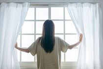 【衝撃】「まさか一度も洗ってない…？」自宅のカーテン、最後に洗ったのはいつ…？メーカーが推奨する“理想の洗濯頻度”とは
