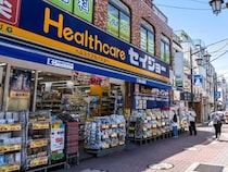 【疑問】万引されないの？　「ドラッグストア」店外にトイレットペーパー山積みのワケ