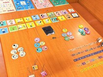 【今日から】実物！　くら寿司×「PEANUTS」　スヌーピー＆ウッドストックとのコラボメニュー　特製ステッカー、キーホルダー、ノートも
