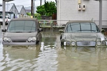 大雨で車が水没、ドアが開かず…台風から命を守る「車内からの脱出法」とは