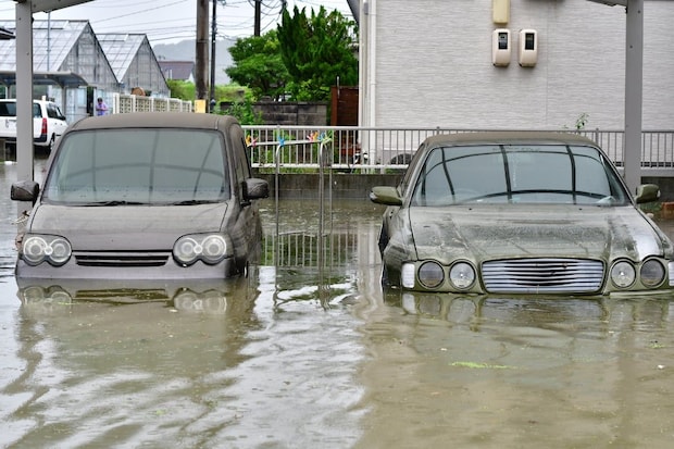 大雨で車が水没、ドアが開かず…台風から命を守る「車内からの脱出法」とは
