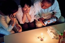 【台風接近】いつどこで起きるか分からないから…「停電」のために日頃から備えておくべき《7つのアイテム》