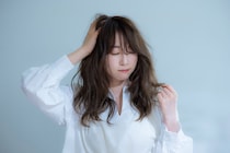 「梅雨」の髪の乱れ…アイロン前の「ヘアオイル」は逆効果？　髪を傷めるNG行為＆湿気に負けないセットのコツとは
