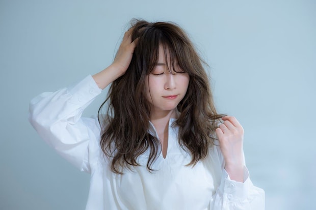「梅雨」の髪の乱れ…アイロン前の「ヘアオイル」は逆効果？　髪を傷めるNG行為＆湿気に負けないセットのコツとは