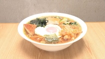 麺3玉、チャーシュー、目玉焼き、とんかつ、かき揚げ入り“800円”ラーメン　白米1.5杯分“750円”オムライス…「オモウマい店」登場