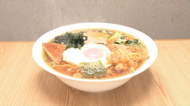 麺3玉、チャーシュー、目玉焼き、とんかつ、かき揚げ入り“800円”ラーメン　白米1.5杯分“750円”オムライス…「オモウマい店」登場