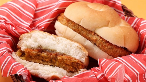 【ローソンストア100】“140円”「カレーメンチカツバーガー」　“108円”おにぎり　新商品5種を発売