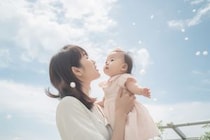子どもの「日焼け止め」何歳から塗るべき？　顔にも塗らないとダメ？　医師が回答
