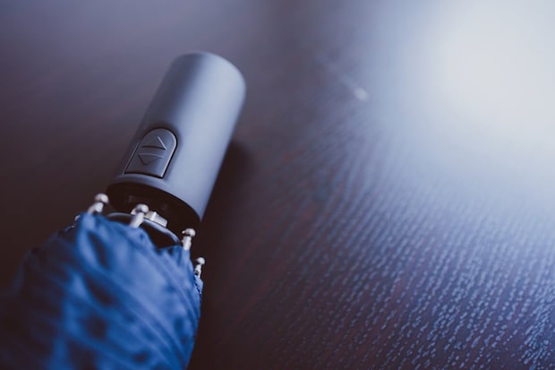 自動開閉の「折り畳み傘」が凶器に！？　眼球直撃で「視力」が大幅低下…扱う際の注意点とは