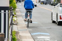 「自転車避けるため」でもNG？　黄色線はみ出して追い越し…事故ならどうなる？　弁護士に聞く