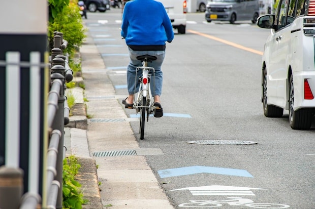「自転車避けるため」でもNG？　黄色線はみ出して追い越し…事故ならどうなる？　弁護士に聞く