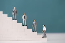 「年収1000万円だけど激務」vs「年収500万円で普通の業務量」…どちらかを選ぶなら？　働く男女の“リアルな選択”