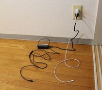 家電製品の「ACアダプター」、コンセントに差しっ放しで大丈夫？