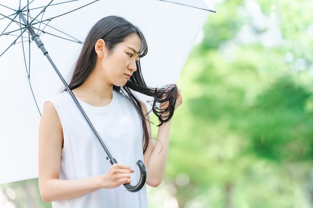 ドライヤーを「下から上」は絶対ダメ？　梅雨の髪をうねらせる意外な“NG習慣”とは【美容師に聞く】