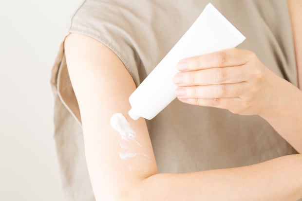 日焼け止めと「湿布」は危険な組み合わせ? 薬剤師が説く、夏の肌荒れ&熱中症の盲点とは