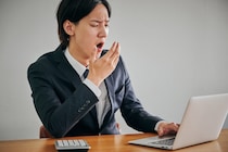 ランチ後に眠くなる…寝具メーカーが紹介する“食後の眠気対策”とは
