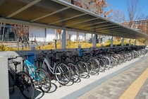 夏は「自転車のタイヤ」がパンクしやすい！？　警視庁が注意喚起する“良かれと思ってやりがちなNG行動”とは