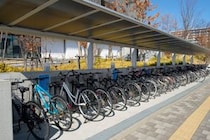 【画像】知らなかった…これが「自転車のタイヤ」をパンクさせてしまう“NG行為”です！