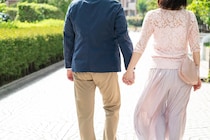 40代以上の男女に聞く→《交際前のスキンシップ》はアリ？　男性の約4割「お泊りも」女性との差が生々しかった