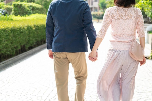 40代以上の男女に聞く→《交際前のスキンシップ》はアリ? 男性の約4割「お泊りも」女性との差が生々しかった